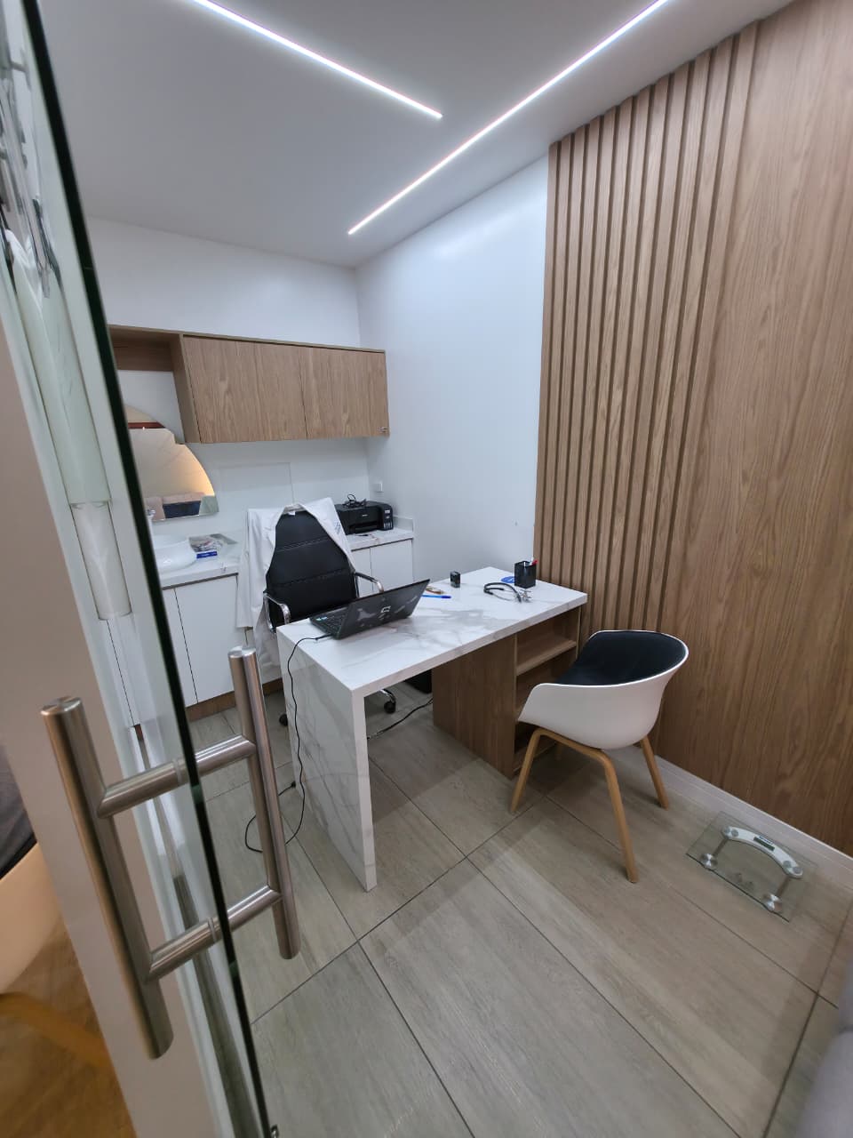 Consultorio moderno del Dr. León