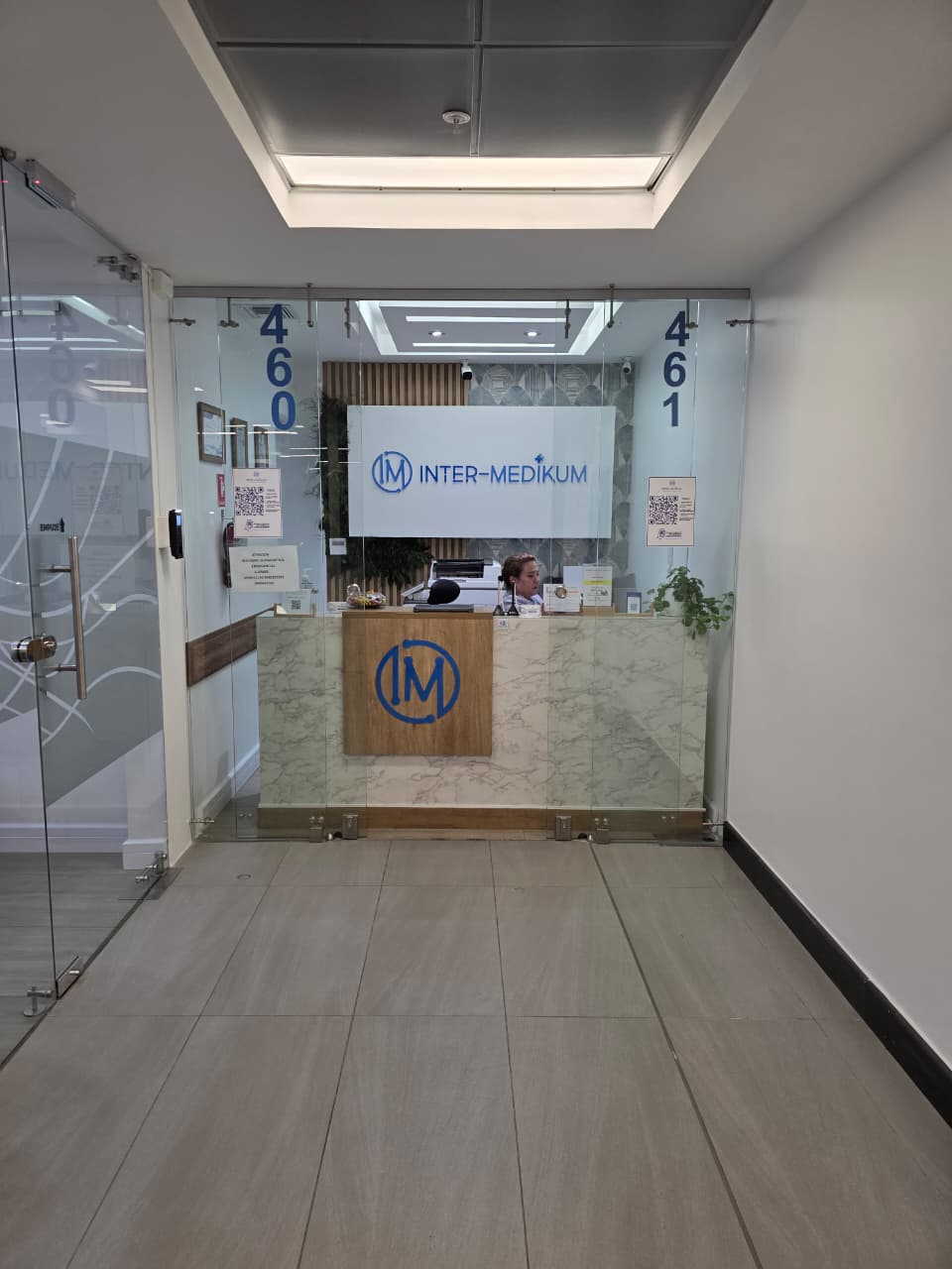 Área de espera con diplomas